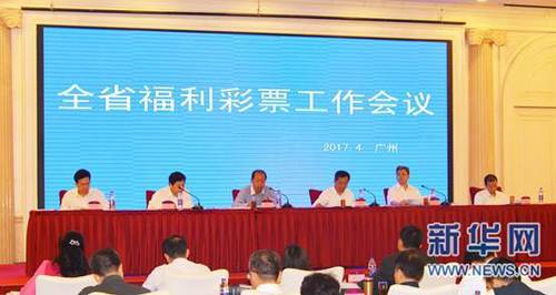 附近的影迷也兴奋地挥舞导演的画像和墨西哥国旗。