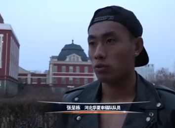 《小丑2：双重妄想》曝预告 2024-09-03 9月2日，电影《小丑2：双重妄想》发布全新30秒预告，贯穿整支预告的“小丑”狂笑，再配合癫狂的画面，很难不被恐惧支配，然而深爱他的哈利·奎恩却说，“他没有病，他是完美的。