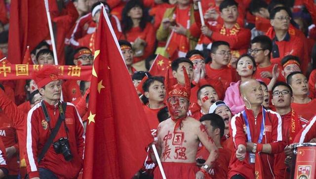 王俊凯黑色浴袍诱惑 大秀后台照俊如画 2018-06-19 6月17日，王俊凯工作室轮番轰炸的米兰时装周花絮照中，又投来重磅炸弹。