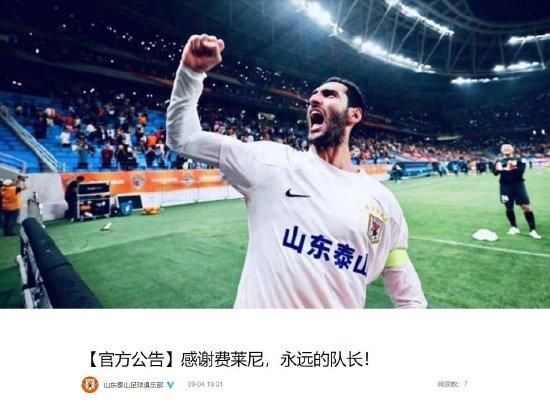 路透照中，甜茶饰演的青年版鲍勃·迪伦造型解锁，他身穿做旧的夹克外套，围着破烂的围巾，单手提着吉他，头顶贝 电影《完全未知》曝路透 甜茶复古造型故事感拉满 2024-03-25 当地时间2024年3月24日，美国纽约，“甜茶”蒂莫西·查拉梅现身鲍勃·迪伦传记片《完全未知》拍摄现场。