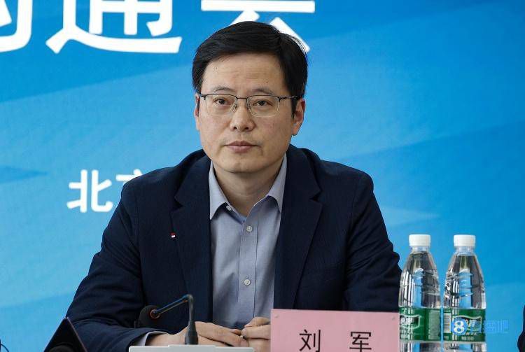 柏林电影节举办发布会 主席科斯里克展示纪念品 2016-02-03 德国柏林，当地时间2月2日，柏林电影节主席迪特·科斯里克出席第66届柏林国际电影节新闻发布会，展示萌系纪念品。
