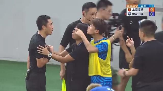 电影频道主持人蓝羽将与四位喜剧电影人李雪琴、阎鹤祥、杨树林、黄才伦搭档见证年度喜剧 首届中国（沈阳）喜剧电影周启动 共襄欢乐盛会 2024-06-08 6月7日晚，首届中国（沈阳）喜剧电影周在沈阳国际展览中心启动。