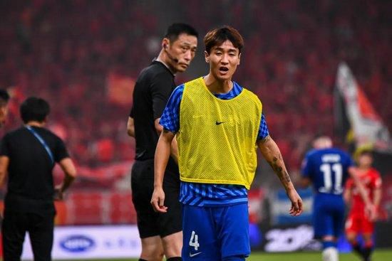 克里斯汀·斯图尔特登上《V》杂志全新封面发写真。