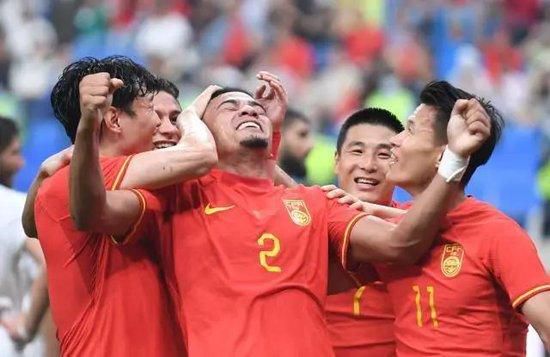 冯远征：不遗憾，因为这是我的选择，而且我经常也在想，比如我回来演《茶馆》，《茶馆》里有梁冠华、濮存昕、杨立新、何冰、吴刚、龚丽君、岳秀清，之前还有宋丹丹，这样一个阵容的话剧，如果在外头做能把他们聚齐在一个舞台上吗？
