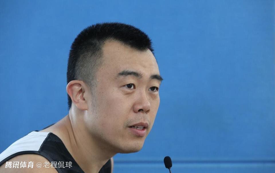 照片中，申世京身穿粉红色系的衣服，俨然变成了粉红俏佳人。