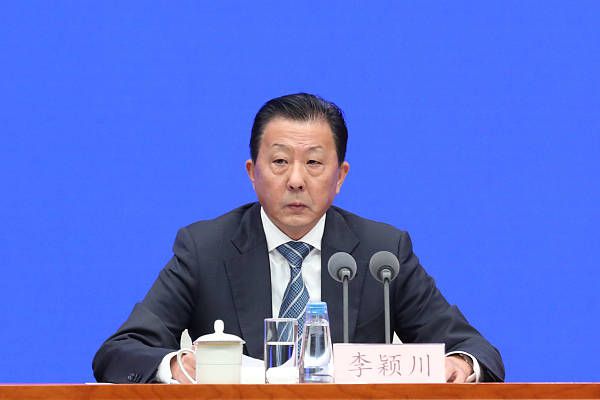 影片中的盘扣将本没有关系的女人链接在了一起，成为了两代人命运交织的纽带。