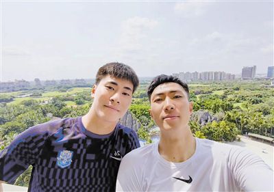昆凌站在电梯间里对镜自拍，孕期状态十分不错。