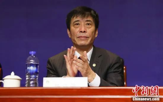 小女孩凯瑟琳被恶灵附体，由此拉开了一场惊天动地的“驱魔”故事。
