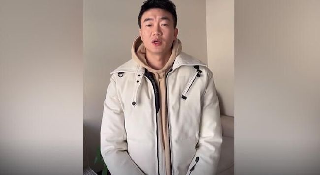 现场四大男主演简直撑起一台戏，又是跪地扮小媳妇，又是拿着算盘扭腰”热舞 板寸配西装！