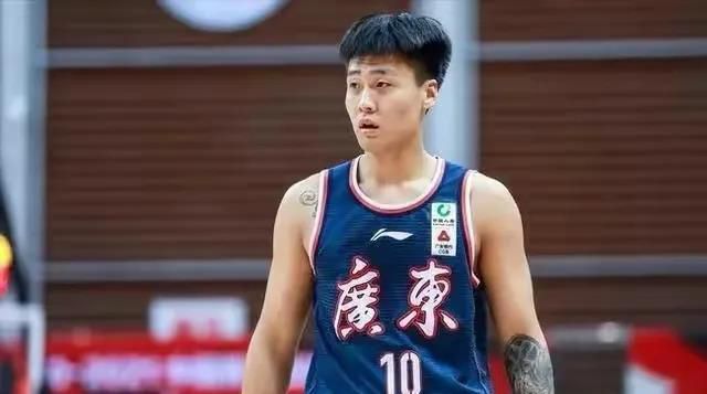 团队以挑战人类极限的实拍动作为绝对核心，即便剧本需为特技让步，观众仍愿沉浸于影院震撼体验，暂时搁置逻辑推敲。