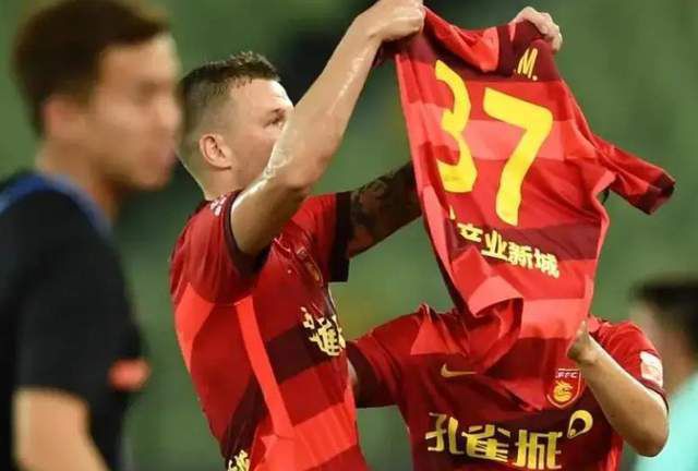 星爵《终极名单:黑狼》角色海报 踏入CIA黑暗战线 2025-08-21 亚马逊惊悚剧集《终极名单》的前传《终极名单：黑狼》（The Terminal List: Dark Wolf）发布角色海报，“星爵”克里斯·帕拉特回归饰演詹姆斯·里斯，泰勒·克奇回归饰演本·爱德华兹 7.1开播！