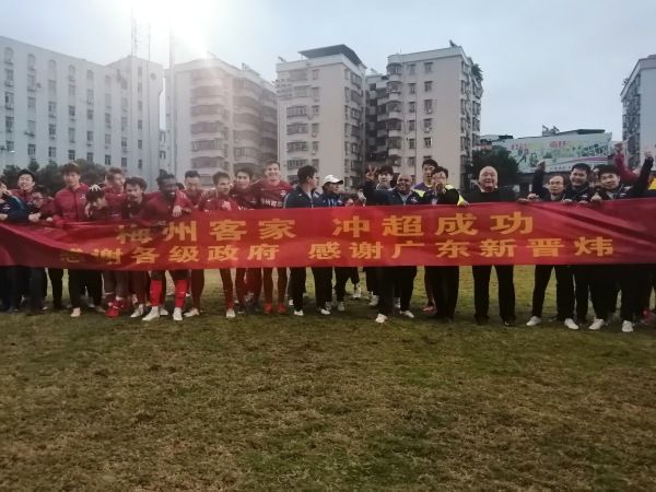 十五岁时，在哥哥的引导下，于洋走上了革命道路。
