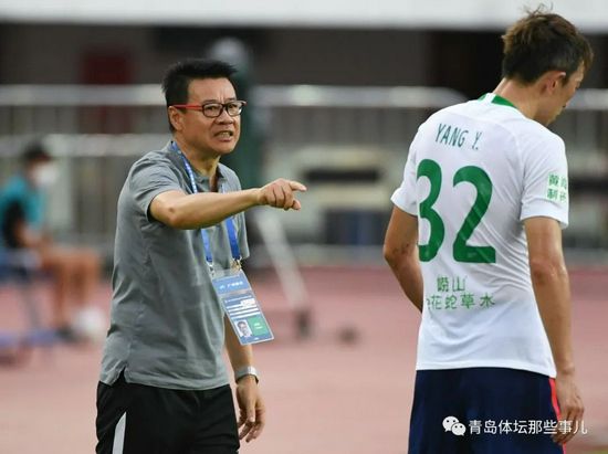 路透照中，一行人乘游艇出海游玩，VC身穿豹纹比基尼大秀热辣身材；体型是VC两倍的小李子也自信露肉 2024维密大秀！