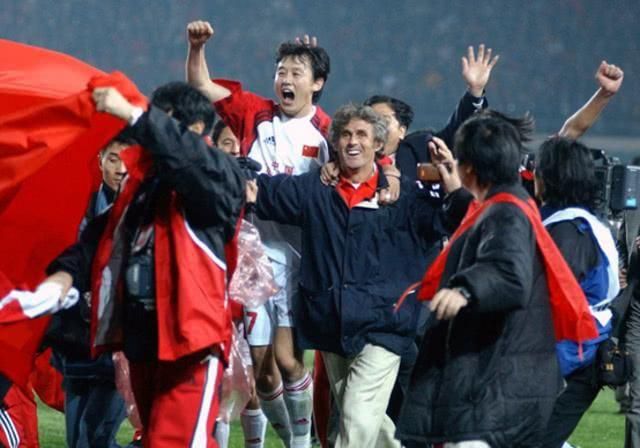 陈凯歌、陈红等行业前辈纷纷称赞，影片的喜剧钩子严丝合缝，以轻盈克制的表达讲述厚重命题，精巧又回味悠长；