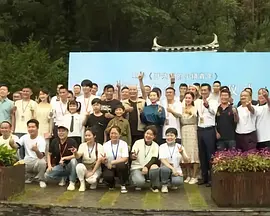 跟在身后的唐菀穿着清凉吊带，一头橘色头发十分抢眼。