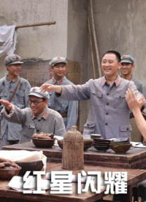海伦娜先是以一身富有设计感的黑色褶皱衫亮相后，随后在现场换上紫色碎花连衣裙。