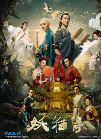 片中周冬雨搞怪扮酷玩心不减，犹如行走的表情库，彰显了她独特的魅力。