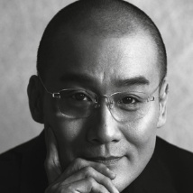 这群人除了警察之外，镜头更多留给了自媒体，这群人通过直播，通过言论或直接，或间接地对目前事件进行单一角度的报道和评述，引导了外界的关注方向。